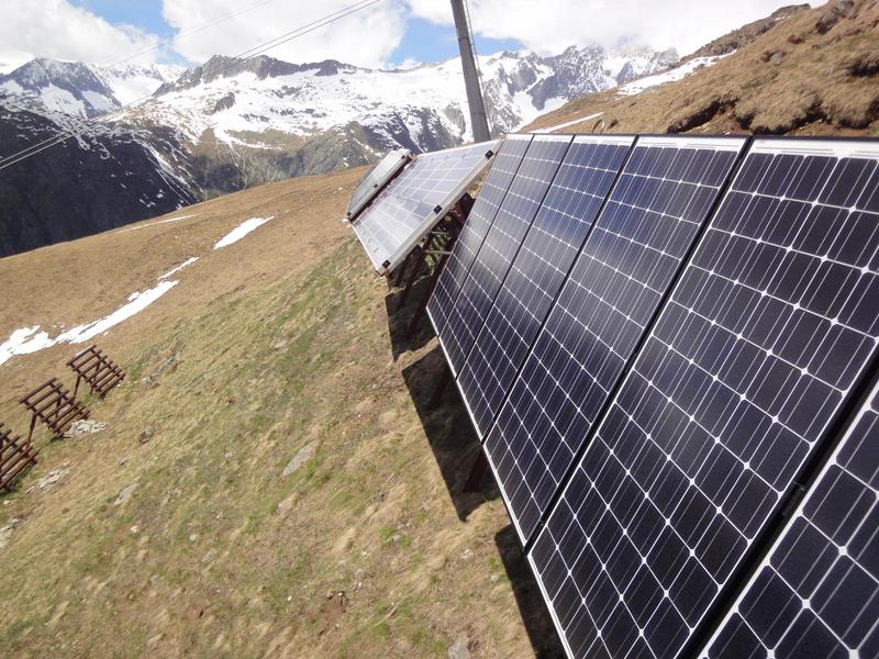Photovoltaikanlagen an Lawinenverbauungen im Goms (Kanton Wallis).  Foto: WSL