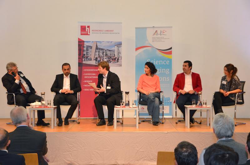 Die Podiumsteilnehmer sprachen über ihre Erfahrungen aus dem „Leben in zwei Welten im Rahmen der Türkei-Tage an der Hochschule Landshut