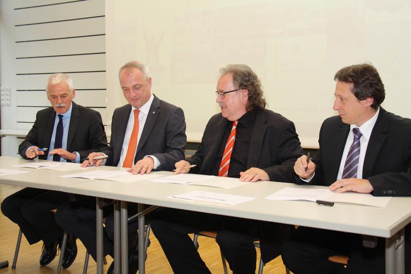 Vertragsunterzeichnung: Prof. Dr. Willi Diez, VW-Vertriebsleiter Thomas Zahn, Emmerich Engels, Leiter der VW-Vertriebsorganisation und HfWU-Rektor Prof. Dr. Andreas Frey. 