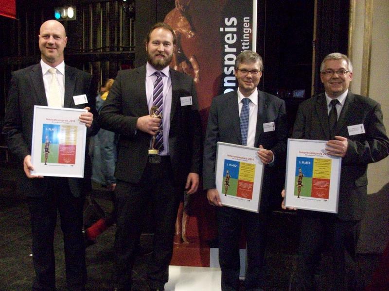 Die Preisträger des »Innovationspreises des Landkreises Göttingen« v.r.n.l.: Dr. Dirk Wandke, Dr. Andreas Helmke, Prof. apl. Prof. Dr. Wolfgang Viöl, Prof. Dr. Steffen Emmert).