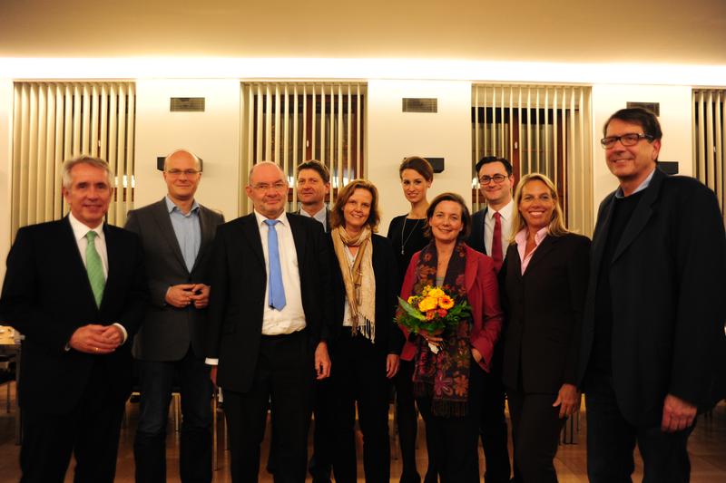 Dr. Ulrike Posch (4.v.l.) bei der Mitgliederversammlung des MedienCampus Bayern e.V.