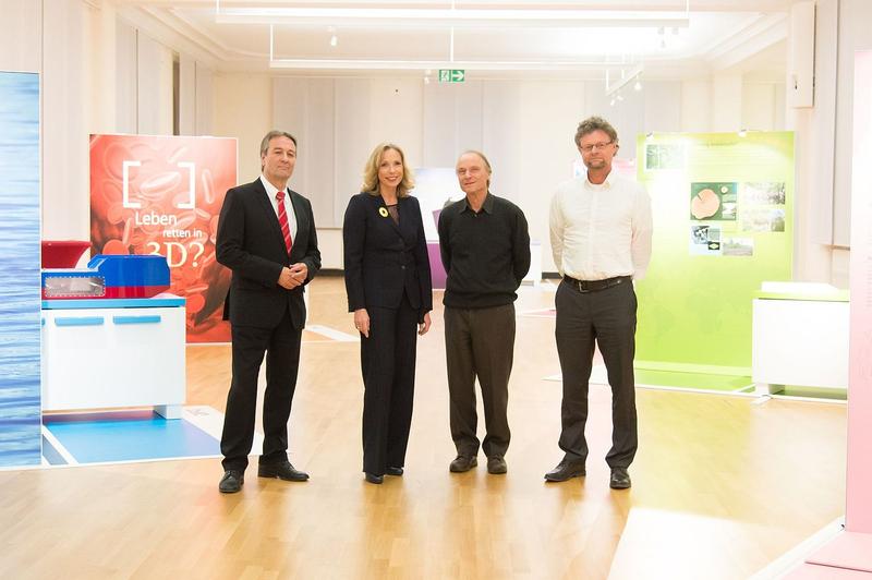 Oberbürgermeister Jürgen Nimptsch, Dorothée Dzwonnek (Generalsekretärin der DFG), Prof. Randolf Menzel, Prof. Bernhard Misof (stellvertretender Direktor des Museums Koenig) in der Ausstellung (vlnr) 