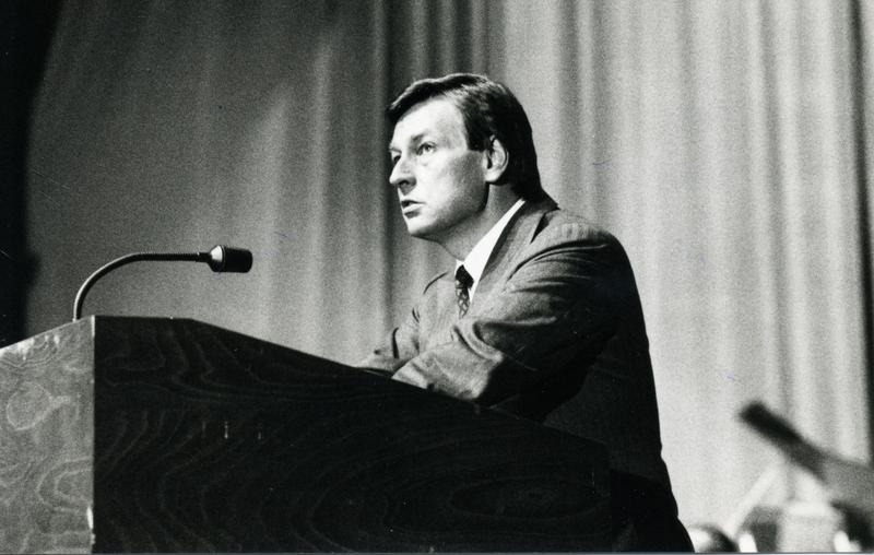 Dr. Alfred Herrhausen bei der Eröffnung der Universität Witten/Herdecke 1983