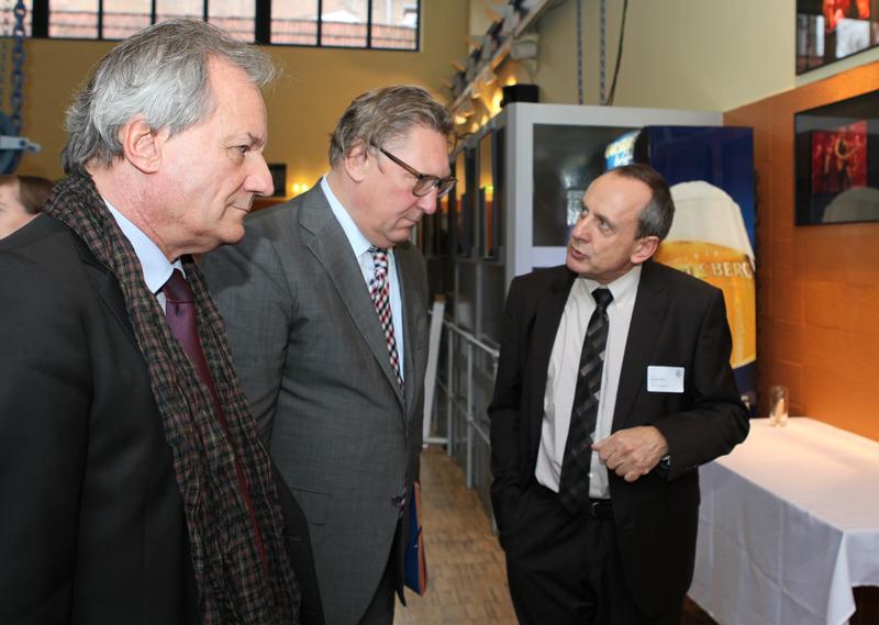 Prof. Dr. Konrad Wolf, Präsident der HS KL (r.) und Prof. Dr. Rolf Arnold, Wiss. Direktor des „Distance and Independent Studies Center“ (DISC) der TU mit Staatssekretär Prof. Dr. Thomas Deufel (M.))