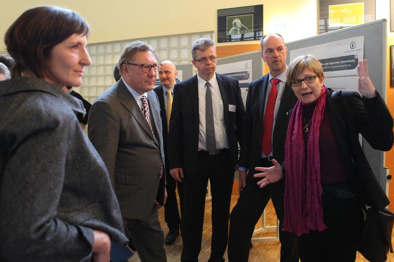 Dr. Doris Arnold (r.), Prof. Dr. Ellen Bareis (l.) u Vizepräs. Prof. Dr. Hans-Ulrich Dallmann, HS LU (2.v.r.) mit Staatssekretär Prof. Dr. Th. Deufel (2.v.l.), Vizepräs. Prof. Dr. H.J. Schmidt HS KL