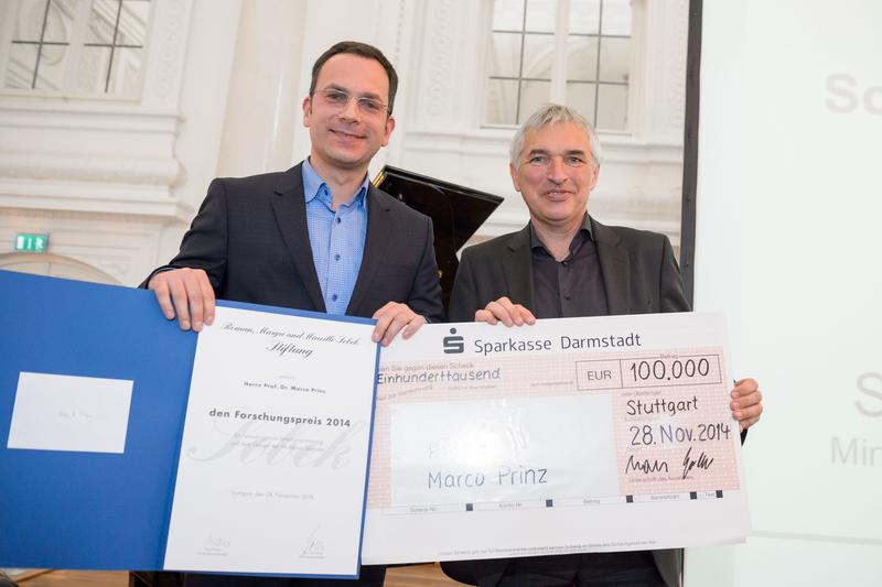 Prof. Dr. Marco Prinz (li.) vom Universitätsklinikum Freiburg nimmt den mit 100.000 Euro dotierten Sobek-Preis von Staatssekretär Jürgen Walter entgegen. 
