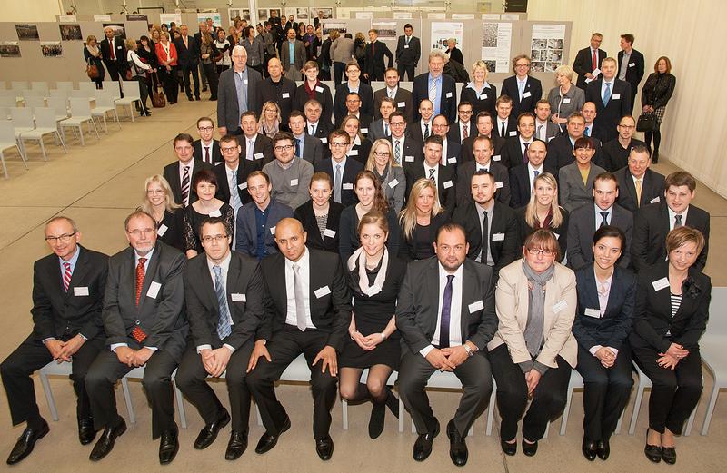 Beste Laune herrschte schon beim Gruppenbild mit allen Absolventinnen und Absolventen sowie zahlreichen Dozenten der Verbundstudiengänge Wirtschaftsingenieurwesen in der BlueBox der Hochschule Bochum