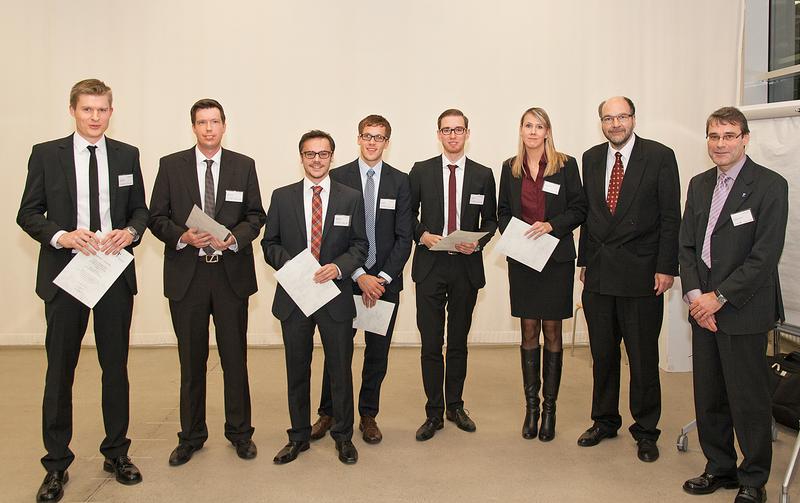 Freuten sich über die besten Abschlussnoten: Die Studierenden Volker Düvel, Stephan Frick, Matthias Finke, Armin Voß, Fabian Thust, Sandra Potthoff sowie Präsident Sternberg und Prof.de Vries.  