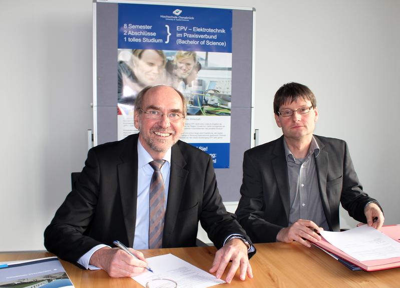 Kooperationsvertrag unterzeichnet: Schulleiter Johannes Brockmeyer (l.) und Studiendekan Prof. Dr. Jürgen Wübbelmann freuen sich über die gute Zusammenarbeit der BBS Brinkstraße und der HS Osnabrück