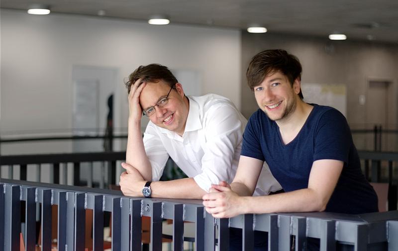Gordon Bolduan und Stefan Nürnberger (rechts) haben mit "Dr. Security" den ersten Platz im Wettbewerb „Mehr als Bits und Bytes – Nachwuchswissenschaftler kommunizieren ihre Arbeit“ belegt. 