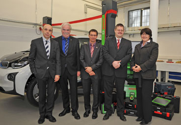 Bei der Spendenübergabe (v. l.): Johann Soder, Prof. Dr. Karl-Heinz Meisel, Dr. Bernd Lichtenberg, Prof. Dr. Peter Neugebauer und Cornelia Petzold-Schick