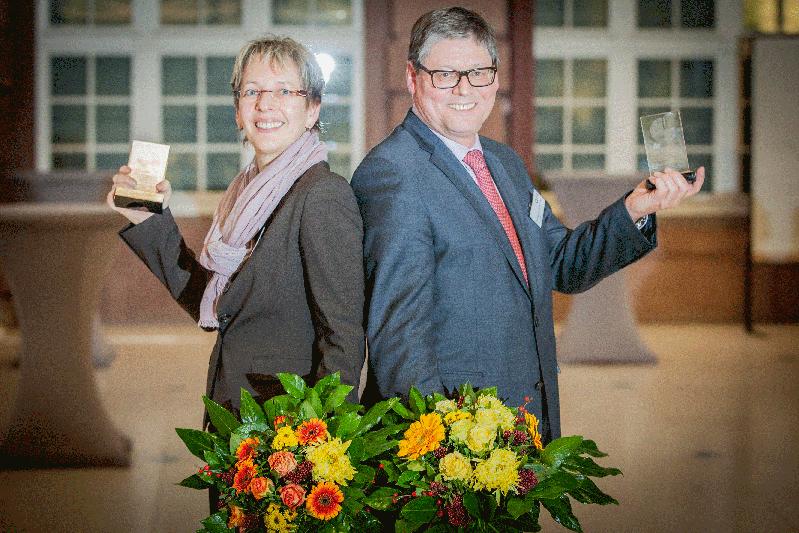 Glückliche Gewinner des DGFP-Preises: Dr. Ur-sula Baumeister, Geschäftsführerin Verbund IQ und Wolfgang Sutterlüti, Leiter Personal- und Or-ganisationsentwicklung bei der SKF GmbH (v.l.n.r.).