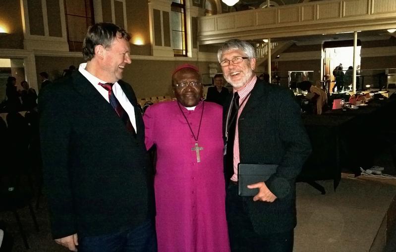 v.l.: Prof. Dr. Martin Leiner von der Uni Jena, Desmond Tutu und Christo Thesnaar, Theologieprofessor in Stellenbosch, am Rande der Neuauflage der Versöhnungs- und Wahrheitskommission.