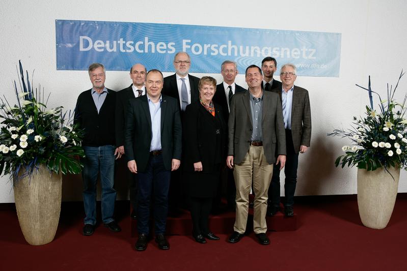 (v.l.n.r. hinten) Prof. Dr. Horst Stenzel, Dr. Harald Ziegler, Prof. Dr. Rainer W. Gerling, Prof. Dr.-Ing. Ulrich Lang, Prof. Dr. Ing. Ramin