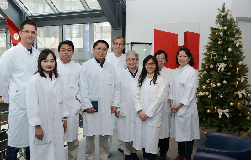 Prof. Dr. Jan Gummert (Mitte) und Assistenzarzt Sven Helms (l.) begrüßen die Leitende Herzchirurgin Peenutchanee Chartiburus (4.v.r.) und ihr Team aus dem Rajavithi Herzzentrum in Bangkok
