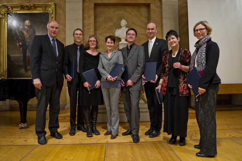 Dr. Wilhelm Krull (von links nach rechts), Thomas Kuhn, Dr. Christine Hoppe, Isabel Trzeciok, Dr. Murat Sivis, Prof. Dr. Arnulf Quadt, Dr. Andrea Bencsik und Prof. Dr. Indre Maurer.