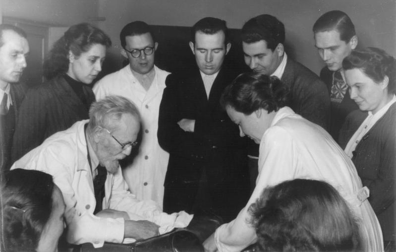 Skutsch im Kreis seiner Schüler.