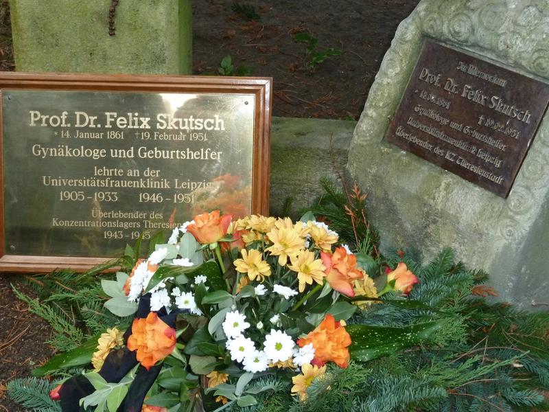 Die Bronzetafel (rechts) auf dem Leipziger Südfriedhof.