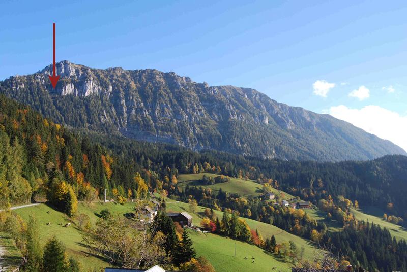 Lage des Fundplatzes Potočka zijalka (Slowenien) im Hochgebirge (1630 m ü. HN). Der rote Pfeil deutet auf den Höhleneingang.
