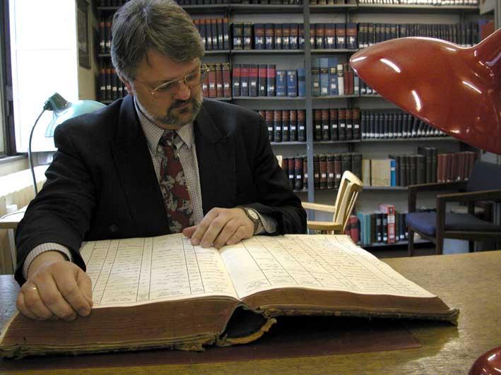 Hexenkundler: Dr. Thomas Becker, Archivar der Universität Bonn (Bilder zu dieser Pressemitteilung erhalten Sie unter http://www.verwaltung.uni-bonn.de/presse/Bildgalerie/hexe/hexe.htm.)