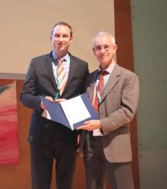 PD Dr. med. Arne Willruth erhält den DEGUM Wissenschaftspreis 2014, Professor Dr. med. Stefan Delorme überreicht die Urkunde. 
