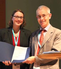 Professor Dr. med. Stefan Delorme überreicht den DEGUM Promotionspreis 2014 an Dr. med. Verena Gürtler aus München.