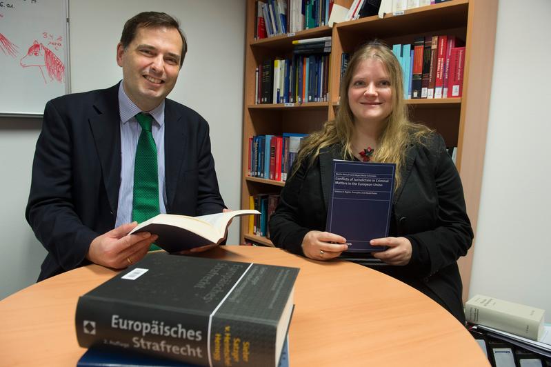 Die Strafrechtler Professor Dr. Martin Böse und Dr. Anne Schneider von der Universität Bonn mit dem neuen Buch. 