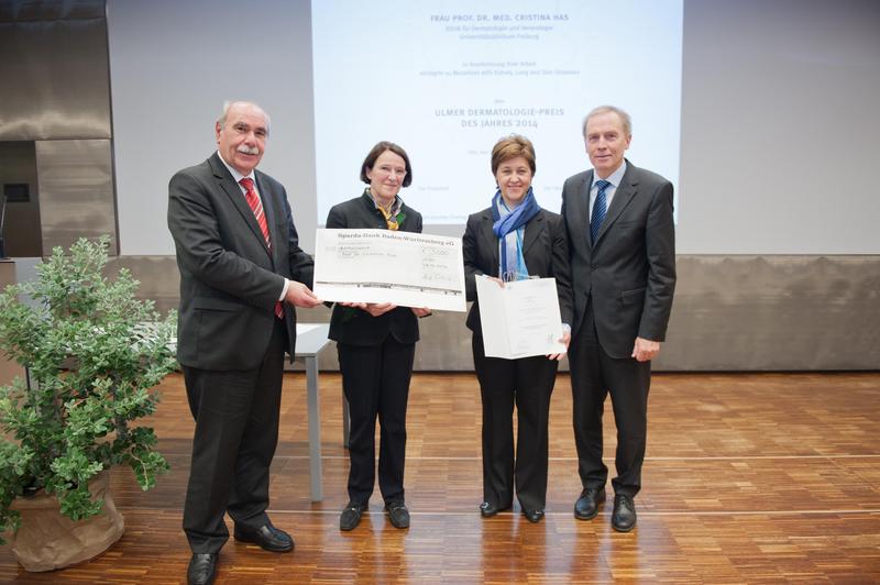 Freude über den Ulmer Dermatologie-Preis (v.l.): Ulms Oberbürgermeister Ivo Gönner, Prof. Karin Scharffetter-Kochanek, die Preisträgerin Prof. Cristina Has sowie der Ulmer Unipräsident Prof. Ebeling