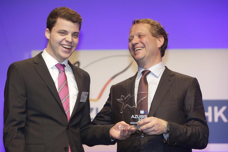 HFH-Student Lars Kogge (l.) erhält die Auszeichnung zum besten Kaufmann für Spedition und Logistikdienstleistung von DIHK-Präsident Dr. Eric Schweitzer.