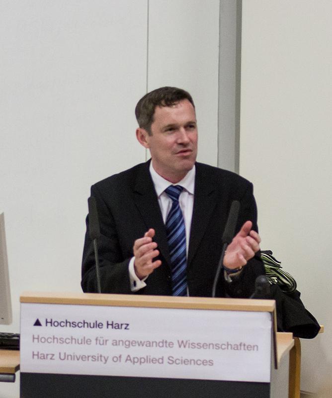 Prof. Dr. Andreas Schmid, Hochschullehrer für „Allgemeine Betriebswirtschaftslehre, Öffentliches Haushalts- und Rechnungswesen“ am Fachbereich Verwaltungswissenschaften der Hochschule Harz.