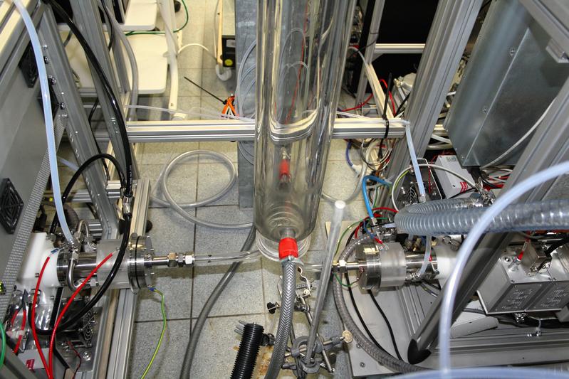 Laboratory set-up with CI-APi-TOF (chemical ionisation - atmospheric pressure interface –  time-of-flight) mass spectrometers for the detection of highly oxidized RO2 radicals end closed-shell product