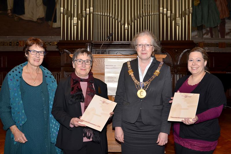  Frauenbeauftragte Dr. Silke Lorch-Göllner, Preisträgerin Prof. Dr. Ingrid Kurz-Scherf, Universitätspräsidentin Prof. Dr. Katharina Krause und Preisträgerin Kirstin Baum (v. li.)