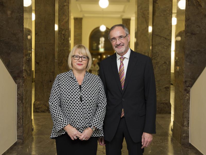 Die neue JLU-Kanzlerin Susanne Kraus mit ihrem Vorgänger Dr. Michael Breitbach.