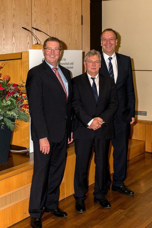 Dr. Robert Kloos, Staatssekretär im Bundeslandwirtschaftsministerium (l.) und BVL-Präsident Dr. Helmut Tschiersky (r.) verabschiedeten Dr. Hans-Gerd Nolting (M.).
