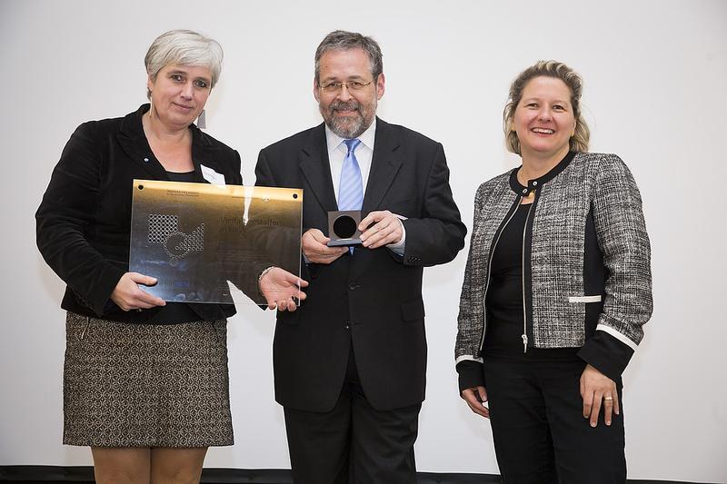 Birgit Weustermann und Helmut Köstermenke nehmen das Diversity-Zertifikat von Wissenschaftsministerin Svenja Schulze entgegen