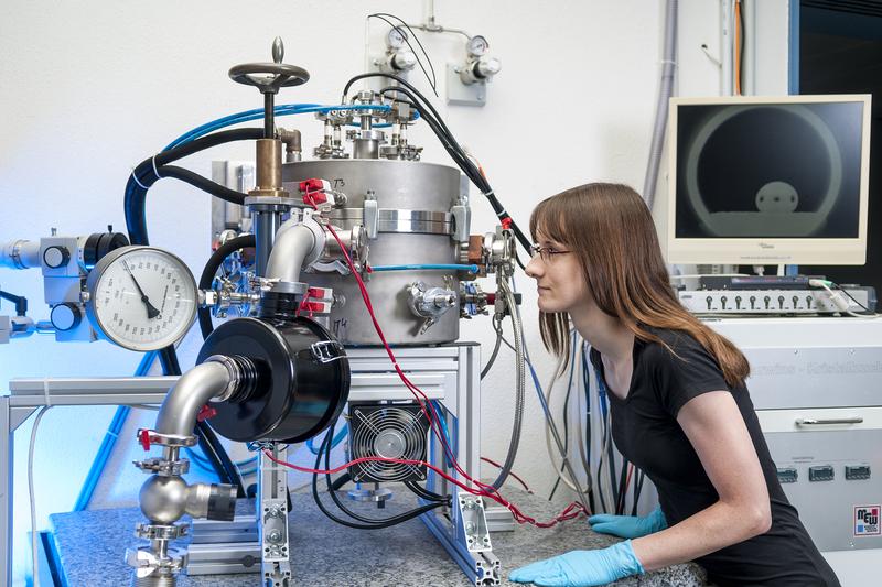 Ofen zur Untersuchung der Wechselwirkung von Siliziumschmelztropfen mit Tiegel- und Substratmaterialien im Kristallzüchtungs-Labor am Fraunhofer IISB in Erlangen.