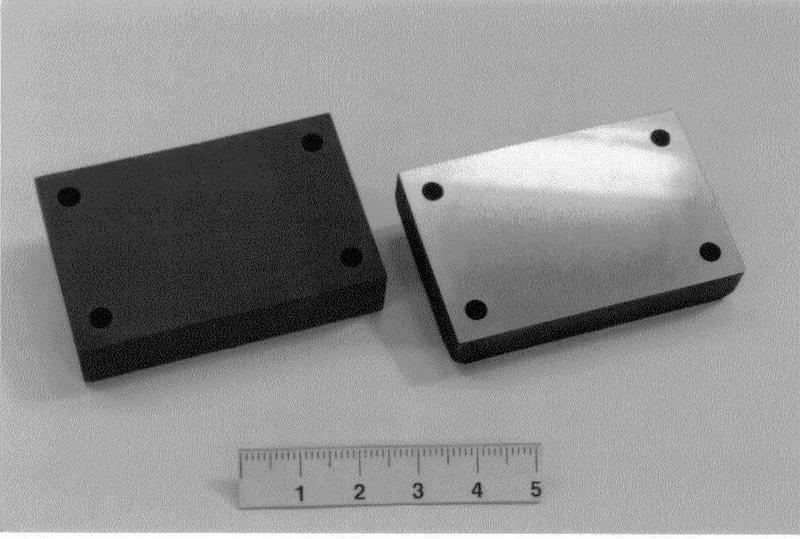 Laserspiegelträger aus SiSiC-Keramik; Rohkörper nach Lasersintern und Infiltration (links) bzw. geschliffen und geläppt (rechts)