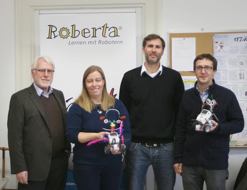 Wilhelm Stemmer (1.v.l.) und Thorsten Leimbach (3.v.l.) überreichten persönlich je zwei Roberta-Boxen an die ersten Gewinner Annette Pickl (2.v.l.) und Dr. Klaus-Jürgen Linde (4.v.l.)