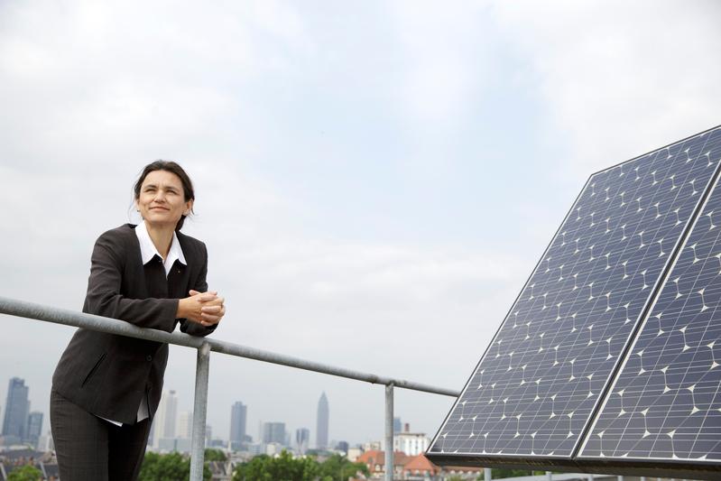 Bauherrin Prof. Dr. Martina Klärle von der Frankfurt University of Applied Sciences sanierte eine ehemalige Hofstelle zum Plusenergiehaus „Hof8“.