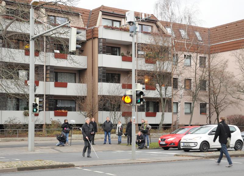 Gerhard Renzel vom Blinden- und Sehbehindertenverband überquert die Kreuzung Rebenring/Pockelsstraße mithilfe des Prototypen.