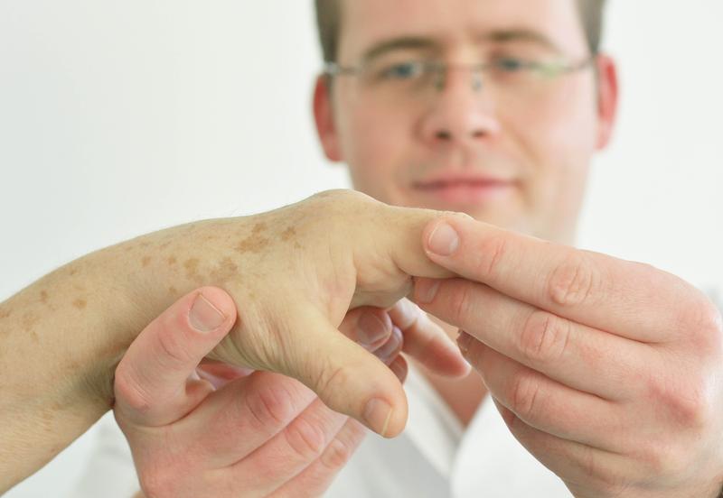 Mindestens 800.000 Menschen in Deutschland leiden z.B. unter Rheumatoider Arthritis, bei der etwa Schmerzen in den Fingergelenken auftreten. 