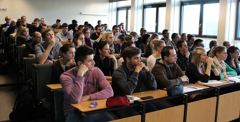 Rund 60 Teilnehmerinnen und Teilnehmer des Dental Forums nutzten die Gelegenheit, sich über aktuelle Entwicklungen der Branche zu informieren und auch neue Kontakte zu knüpfen. 