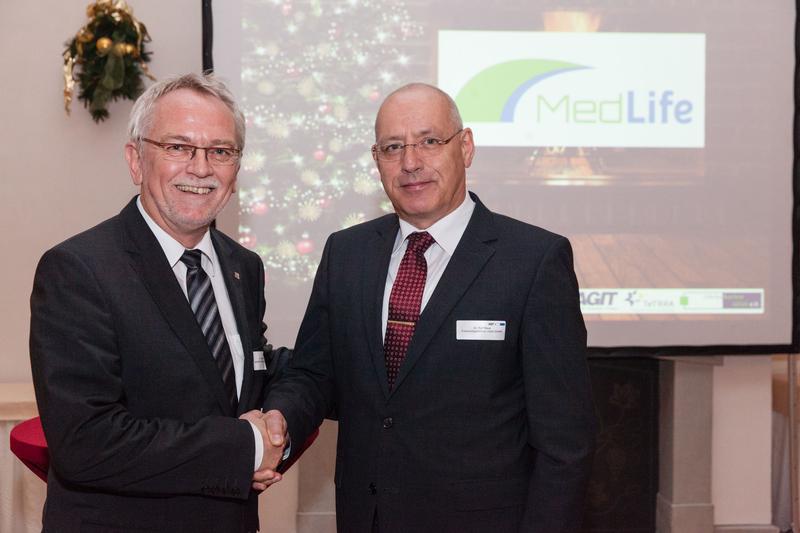 Dr. Arnold Gillner (Vorsitzender AKM e.V., links) und Dr. Ralf Raue (Vorsitzender LifeTecAachen-Jülich e.V.) besiegeln den Zusammenschluss zu MedLife e.V. 