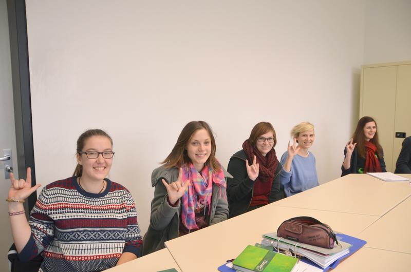 Gebärdensprachkurs an der Hochschule Landshut: Das Handzeichen für Solidarität für Gehörlose