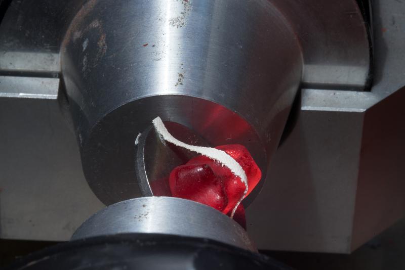 Der Versuchsaufbau mit einem fixierten Gummibärchen. Um farbliche Einflüsse zu vermeiden, beschossen die Wissenschaftler ausschließlich rote Gummibärchen mit Positronen.