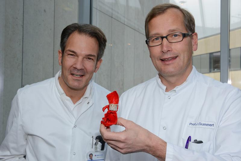 Prof. Dr. Jan Gummert (r.) und Prof. Dr. Stephan Ensminger mit dem 3D-Modell