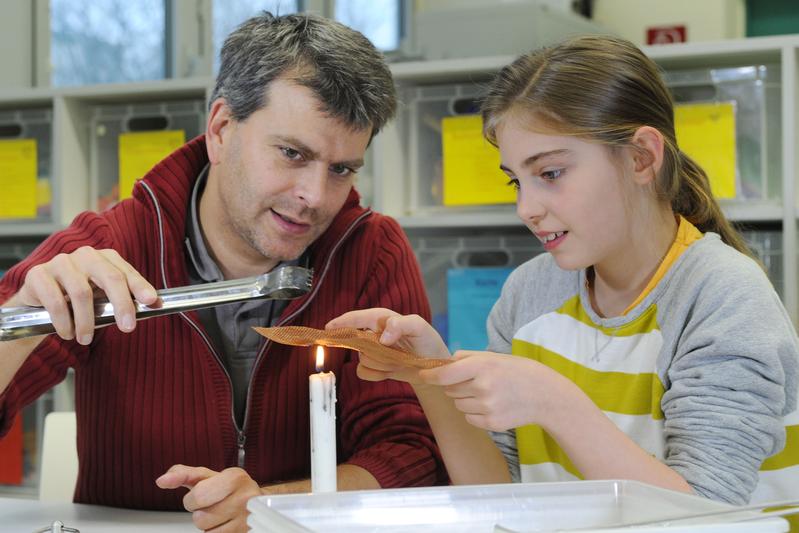 Professor Markus Peschel und Grundschülerin Lucia experimentieren gemeinsam im Grundschullabor GOFEX.