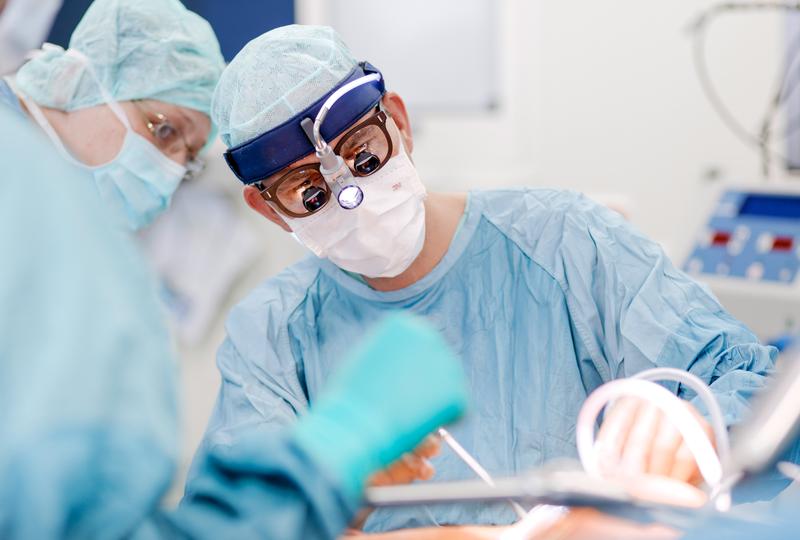 Prof. Dr. Torsten Doenst bei einem herzchirurgischem Eingriff am Universitätsklinikum Jena. 