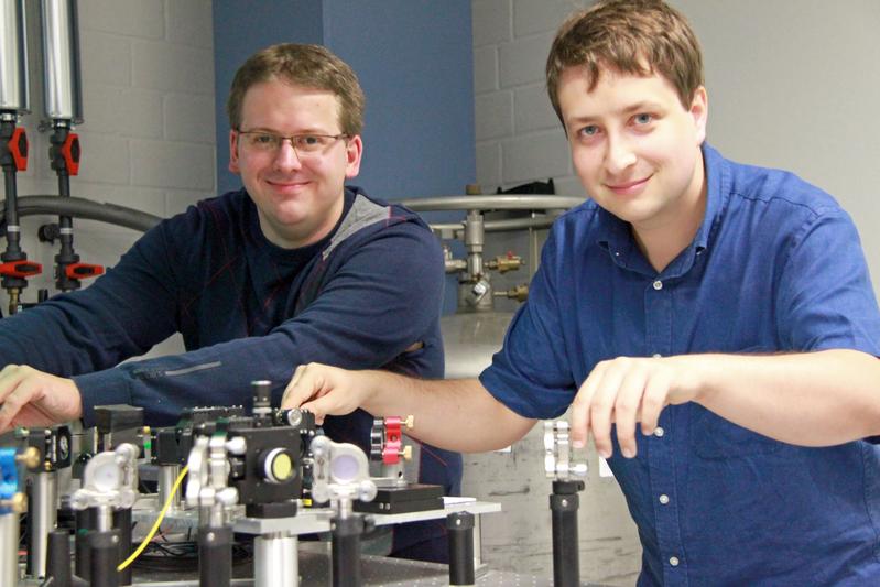 Carsten Arend und Erstautor Jonas Becker (v.l.) sind gemeinsam mit Physikern aus Cambridge an dem Experiment beteiligt, das einen Fortschritt auf dem Weg zum Quantencomputer bedeutet. 