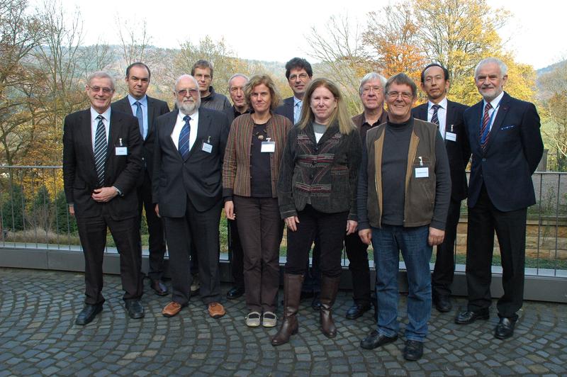 Der Wissenschaftliche Beirat des HITS. Vorsitz: Prof. Dieter Kranzlmüller (LMU München, 2 v.l.). HITS-Gründer und Geschäftsführer Klaus Tschira (3. v.l.) und Institutssprecherin Rebecca Wade (6.v.l.)